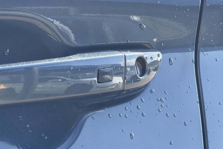 Grå Hyundai Kona fra 2019