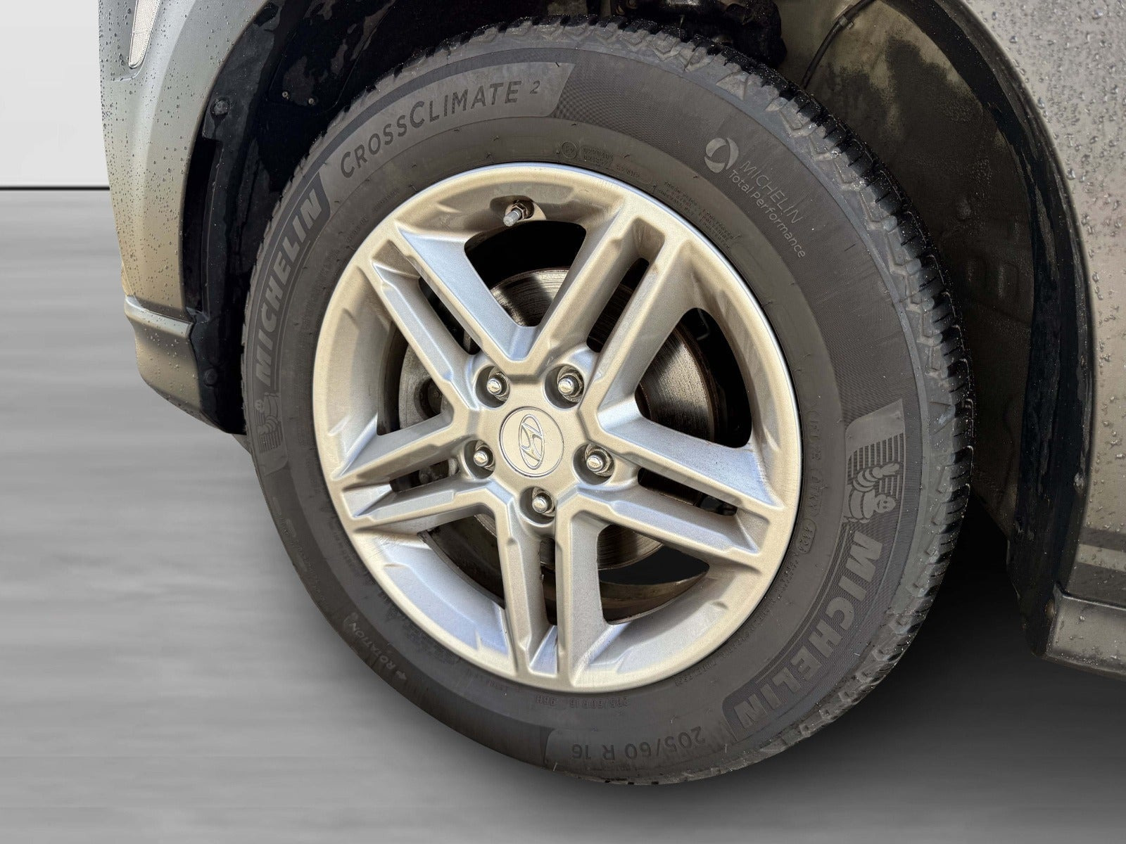 Grå Hyundai Kona fra 2019