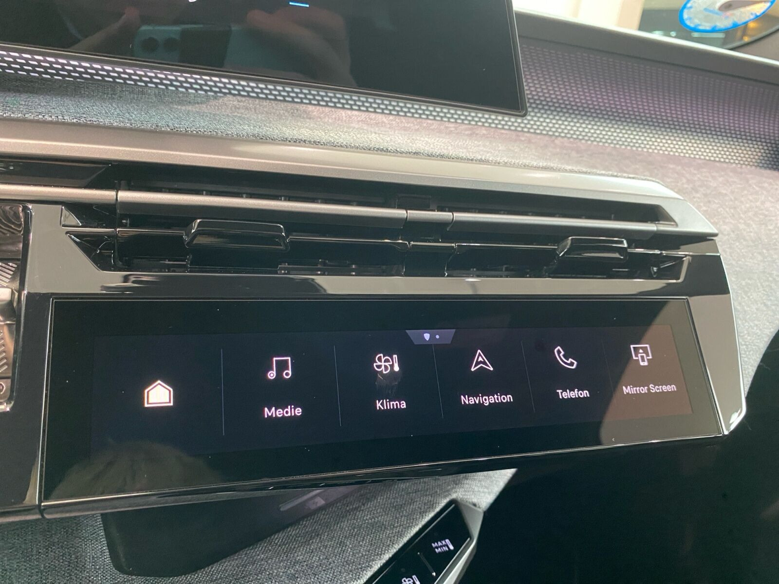 Hvid Peugeot e-5008 fra 2025