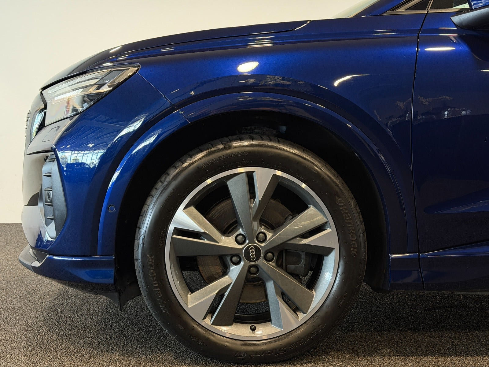 Blå Audi Q4 e-tron fra 2022