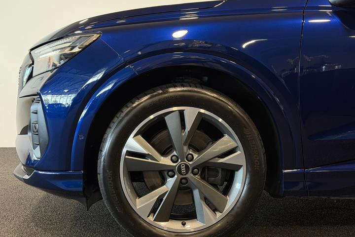 Blå Audi Q4 e-tron fra 2022