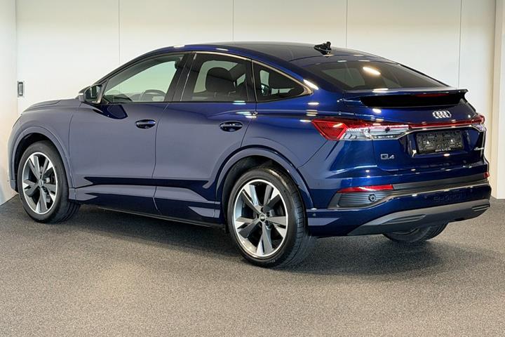 Blå Audi Q4 e-tron fra 2022