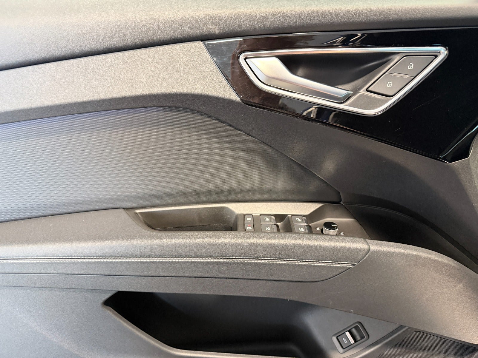 Blå Audi Q4 e-tron fra 2022