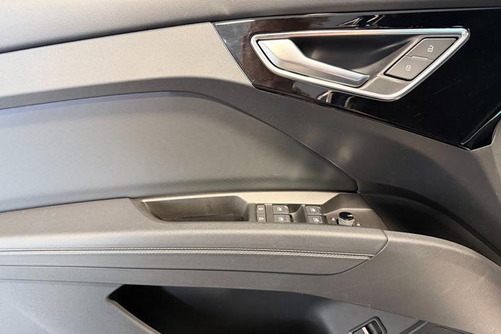 Blå Audi Q4 e-tron fra 2022