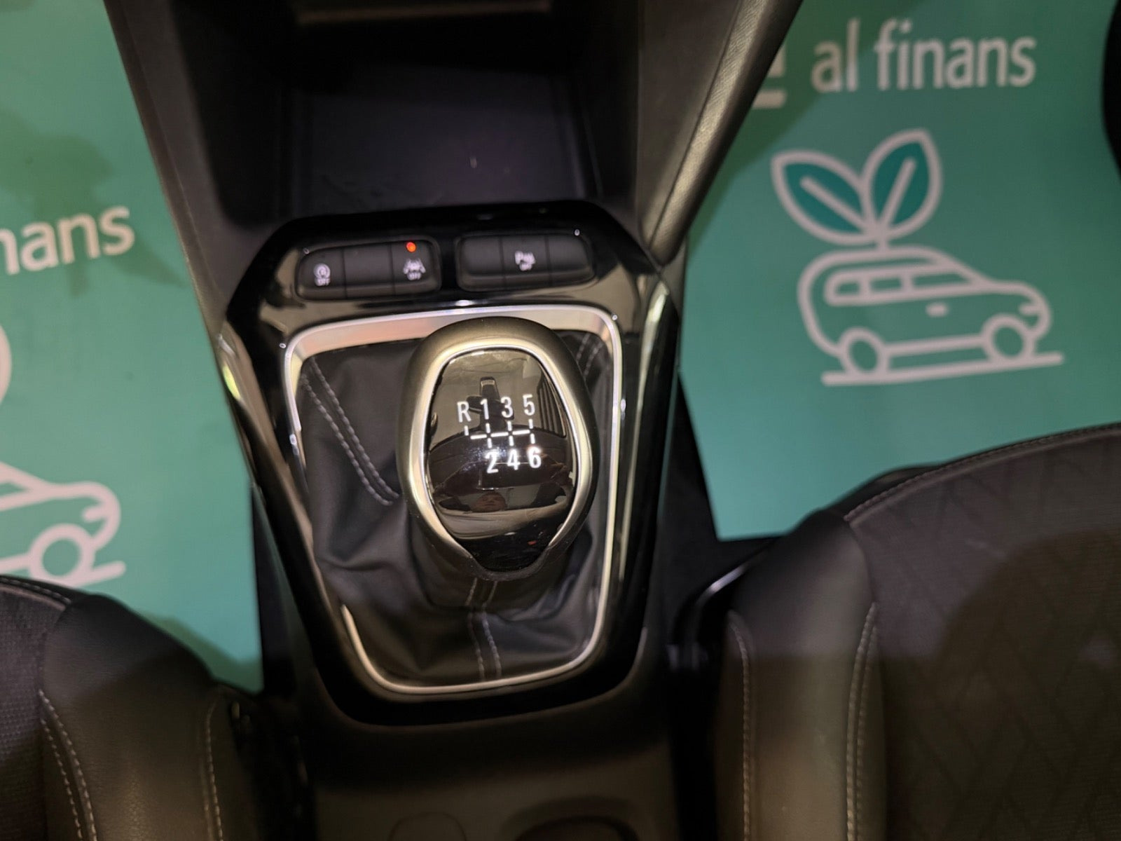 Grå Opel Corsa fra 2021