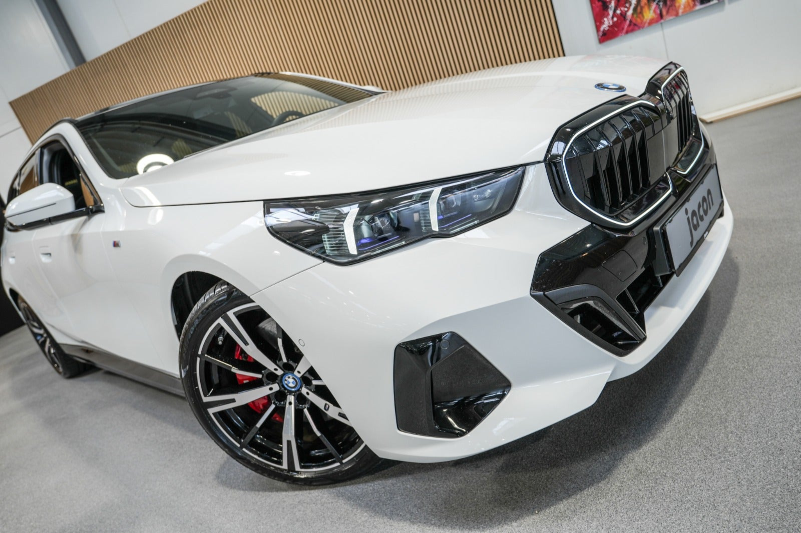 Hvid BMW i5 fra 2025