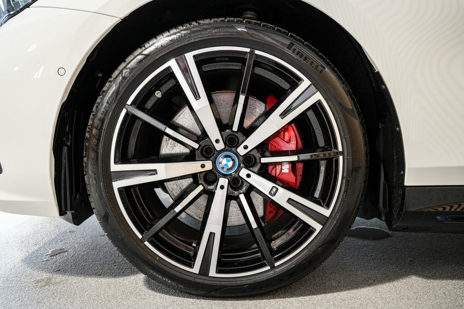 Hvid BMW i5 fra 2025