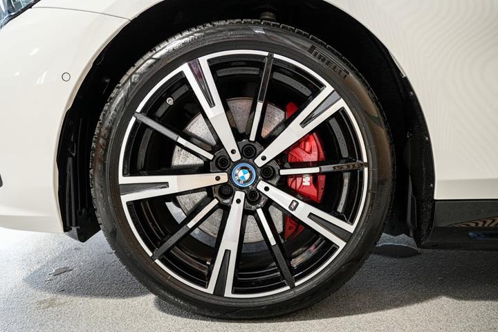Hvid BMW i5 fra 2025