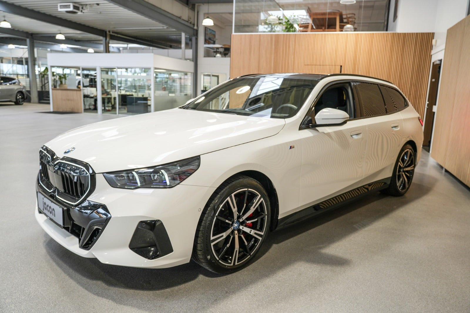 Hvid BMW i5 fra 2025