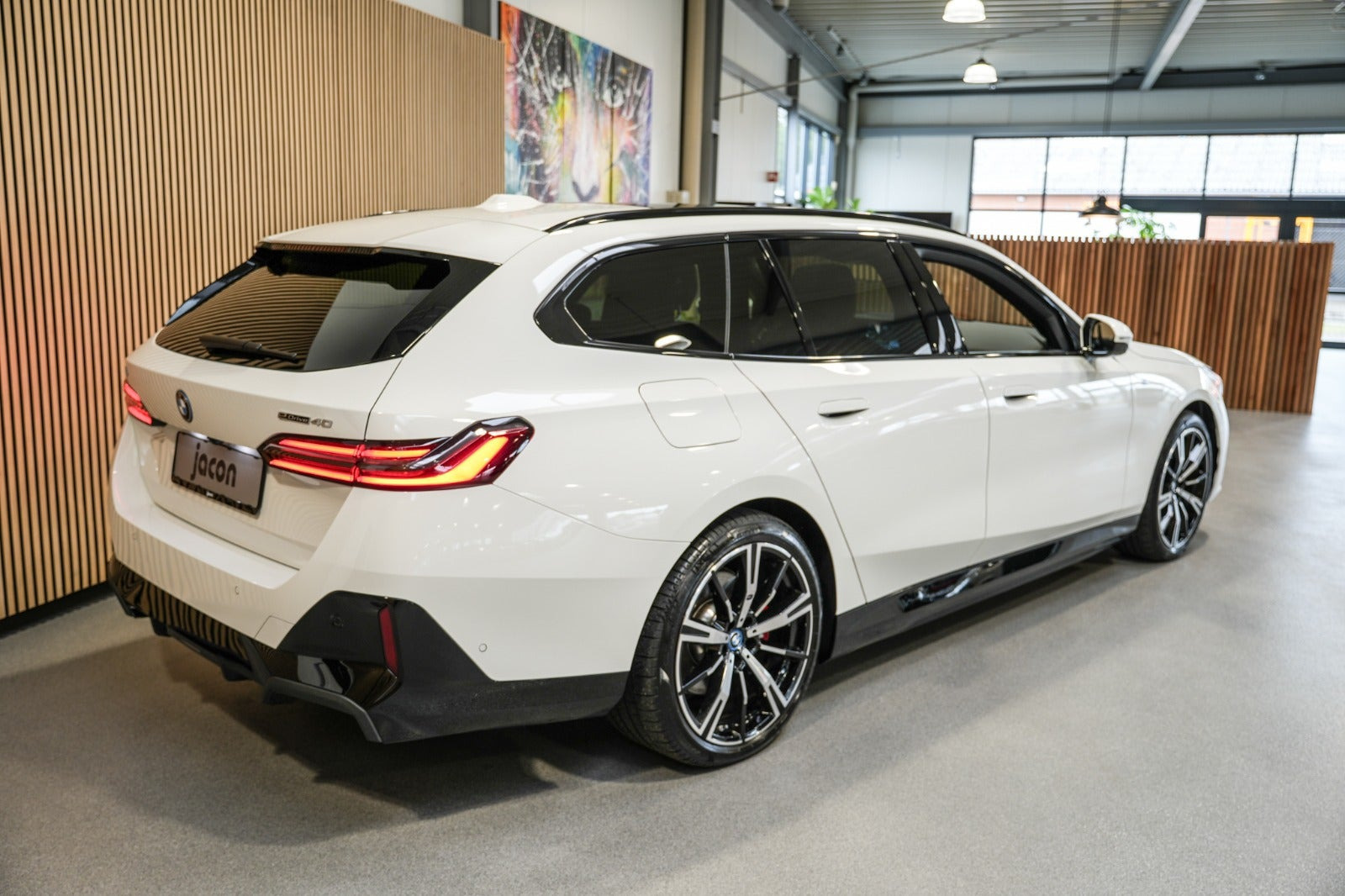 Hvid BMW i5 fra 2025