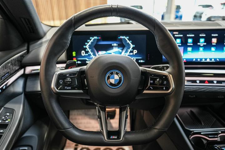 Hvid BMW i5 fra 2025
