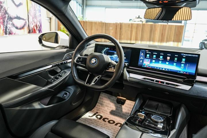 Hvid BMW i5 fra 2025