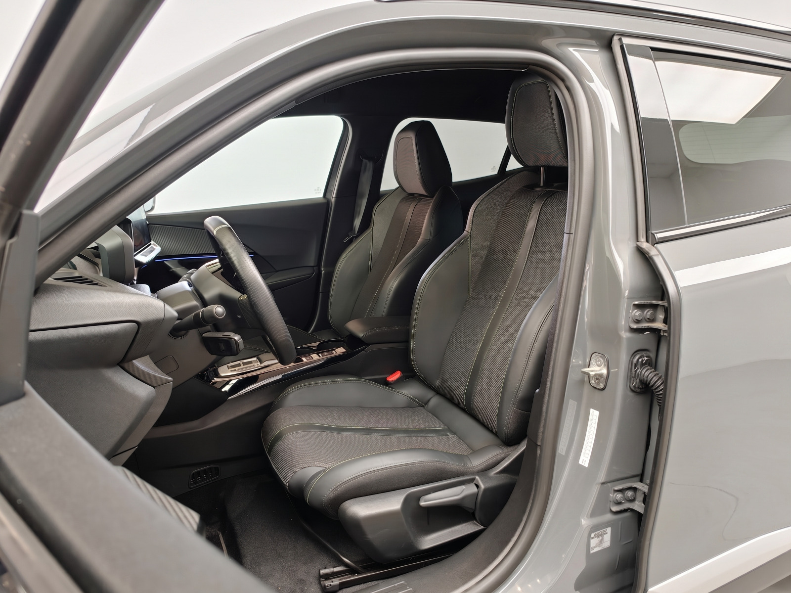 Grå Peugeot e-2008 fra 2025
