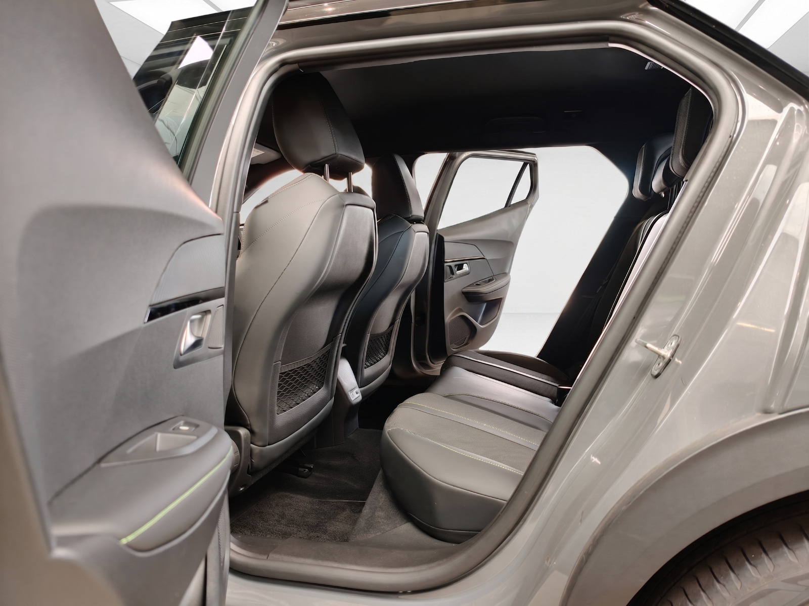 Grå Peugeot e-2008 fra 2025