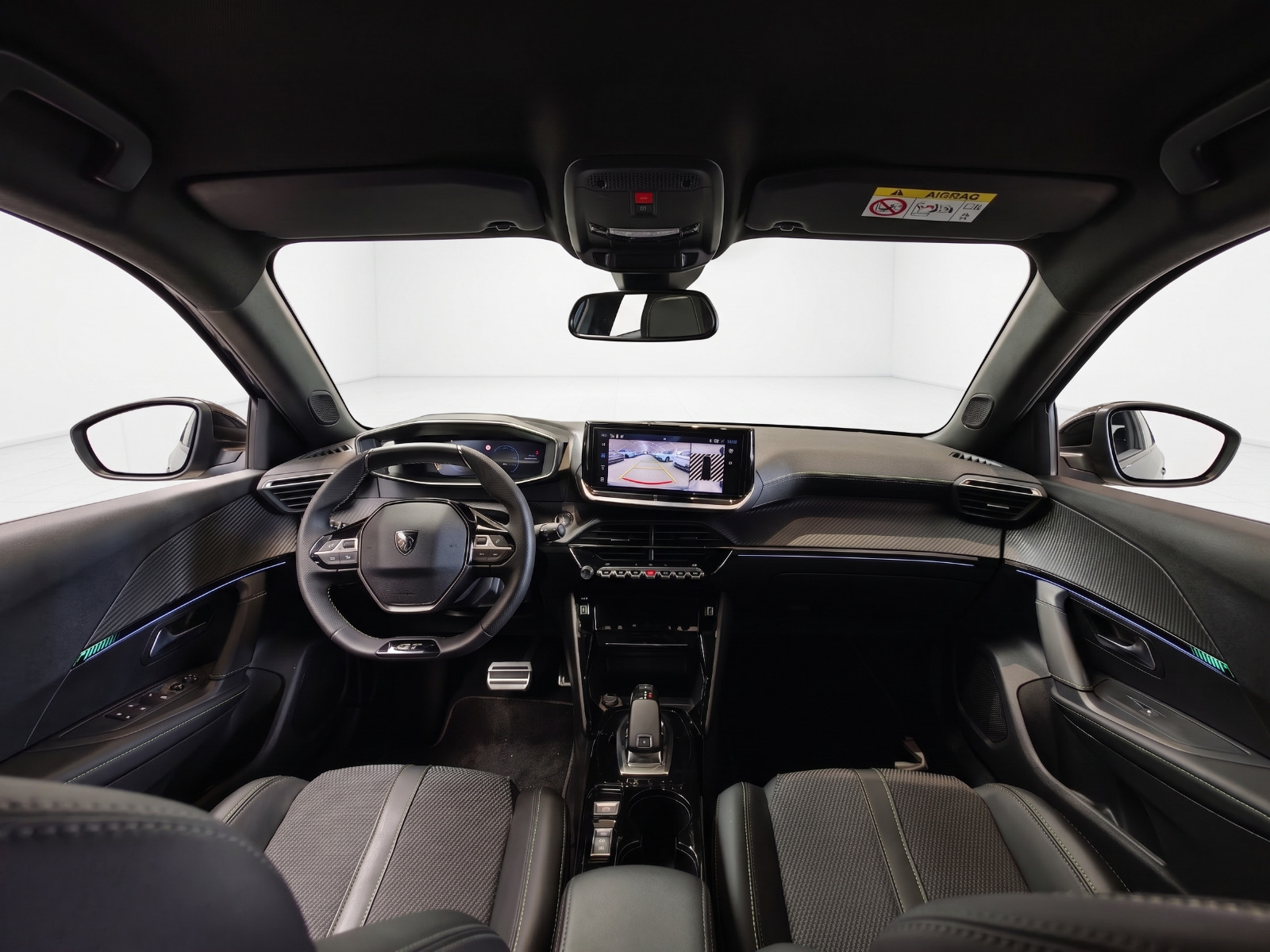 Grå Peugeot e-2008 fra 2025