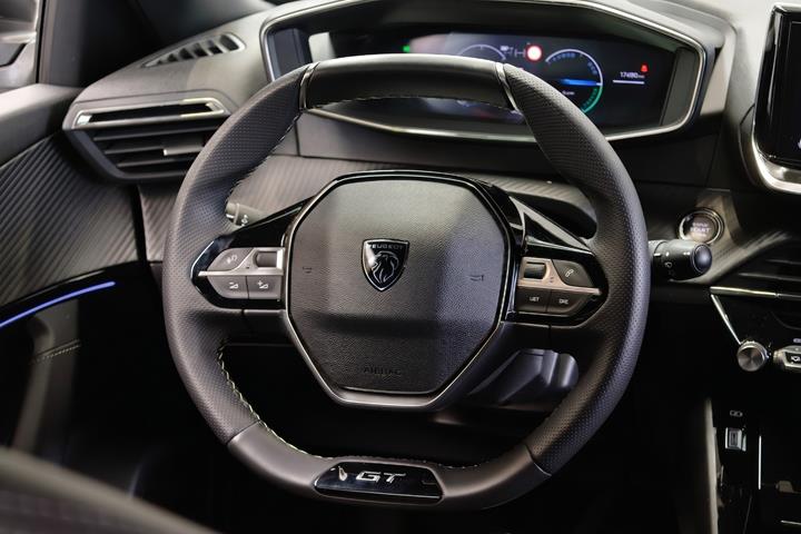 Grå Peugeot e-2008 fra 2025