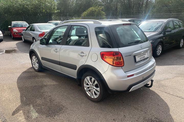 Sølv Suzuki SX4 fra 2014