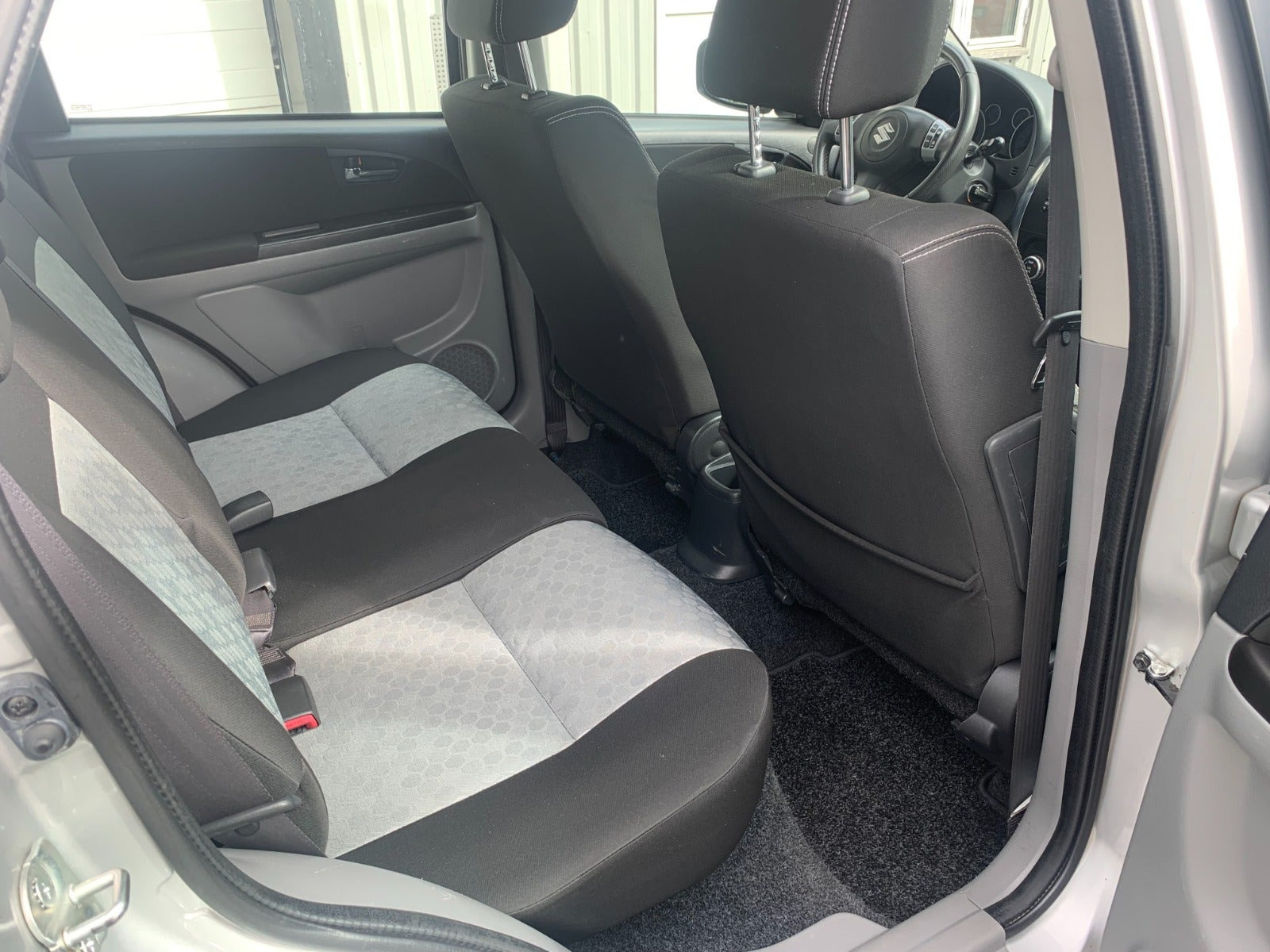 Sølv Suzuki SX4 fra 2014