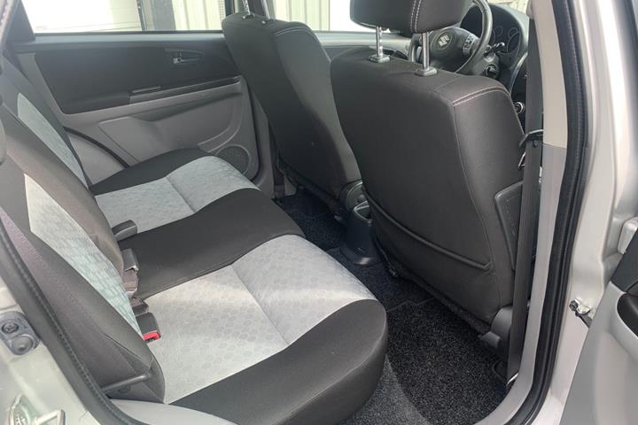 Sølv Suzuki SX4 fra 2014