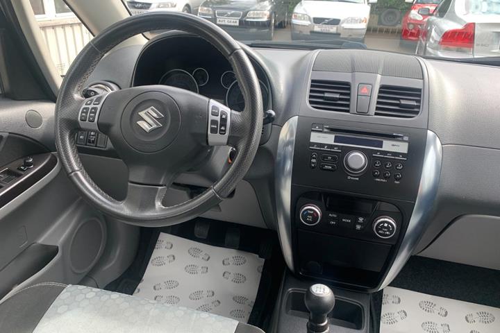 Sølv Suzuki SX4 fra 2014