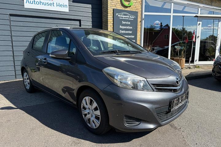 Grå Toyota Yaris fra 2014