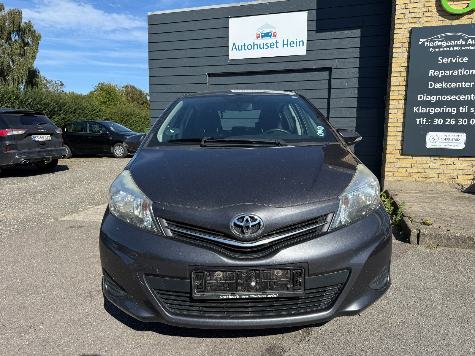 Grå Toyota Yaris fra 2014