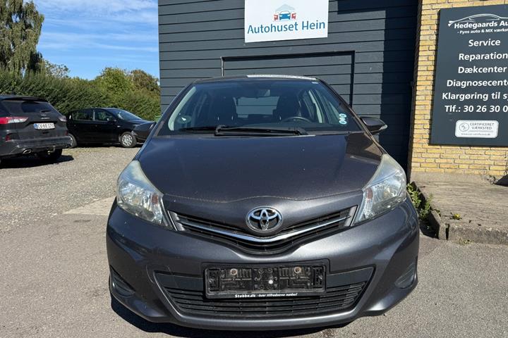Grå Toyota Yaris fra 2014