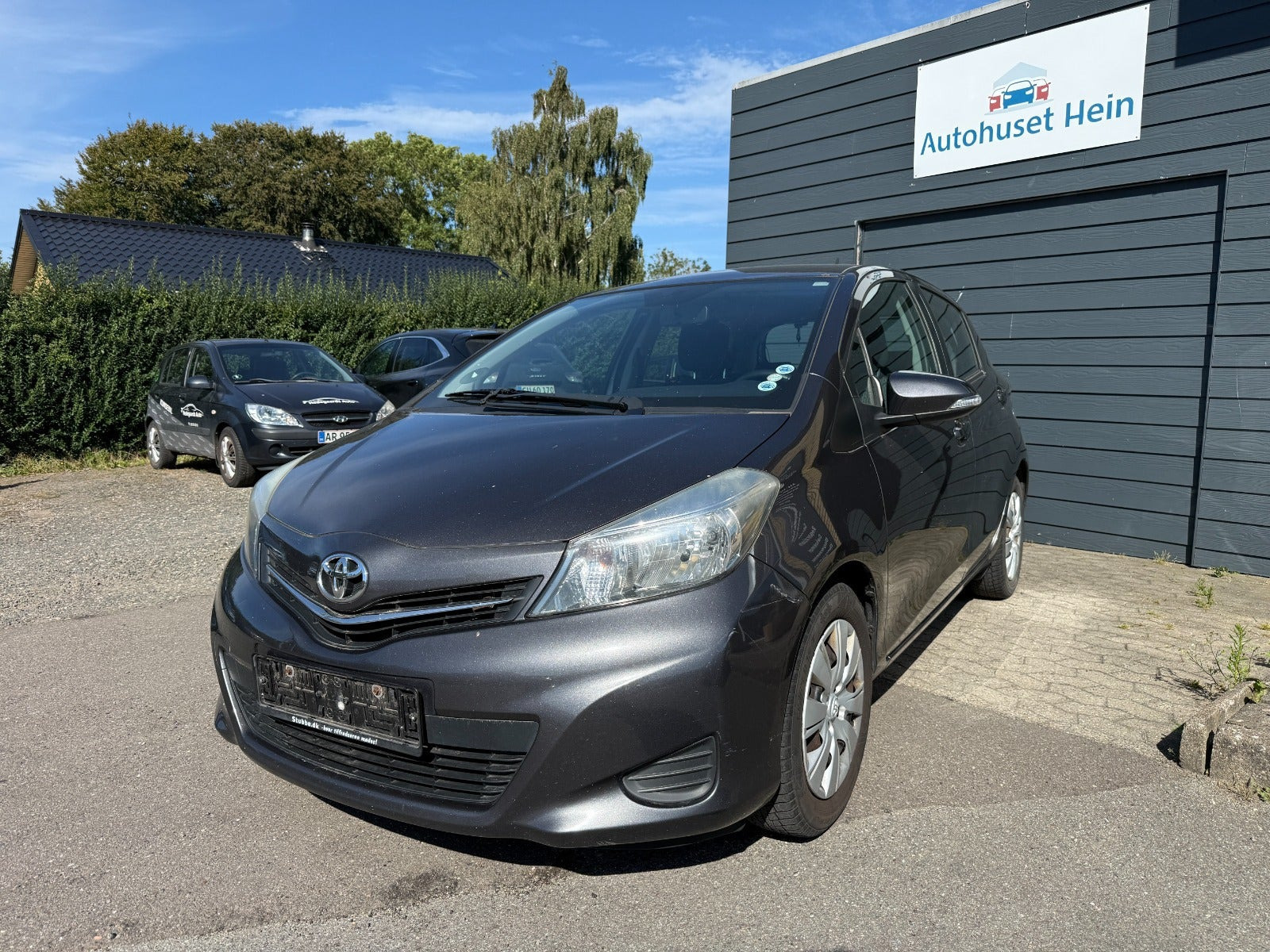 Grå Toyota Yaris fra 2014