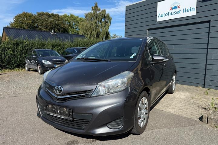 Grå Toyota Yaris fra 2014