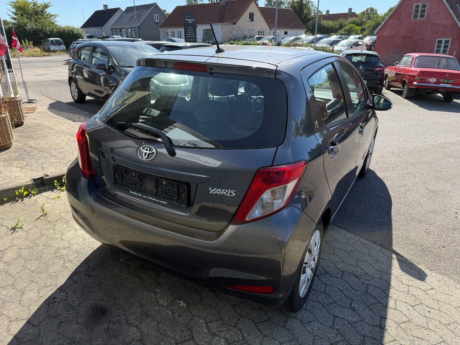 Grå Toyota Yaris fra 2014