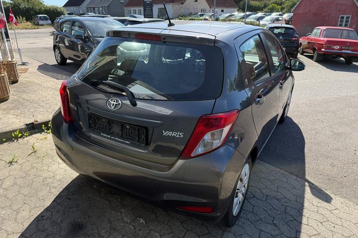 Grå Toyota Yaris fra 2014