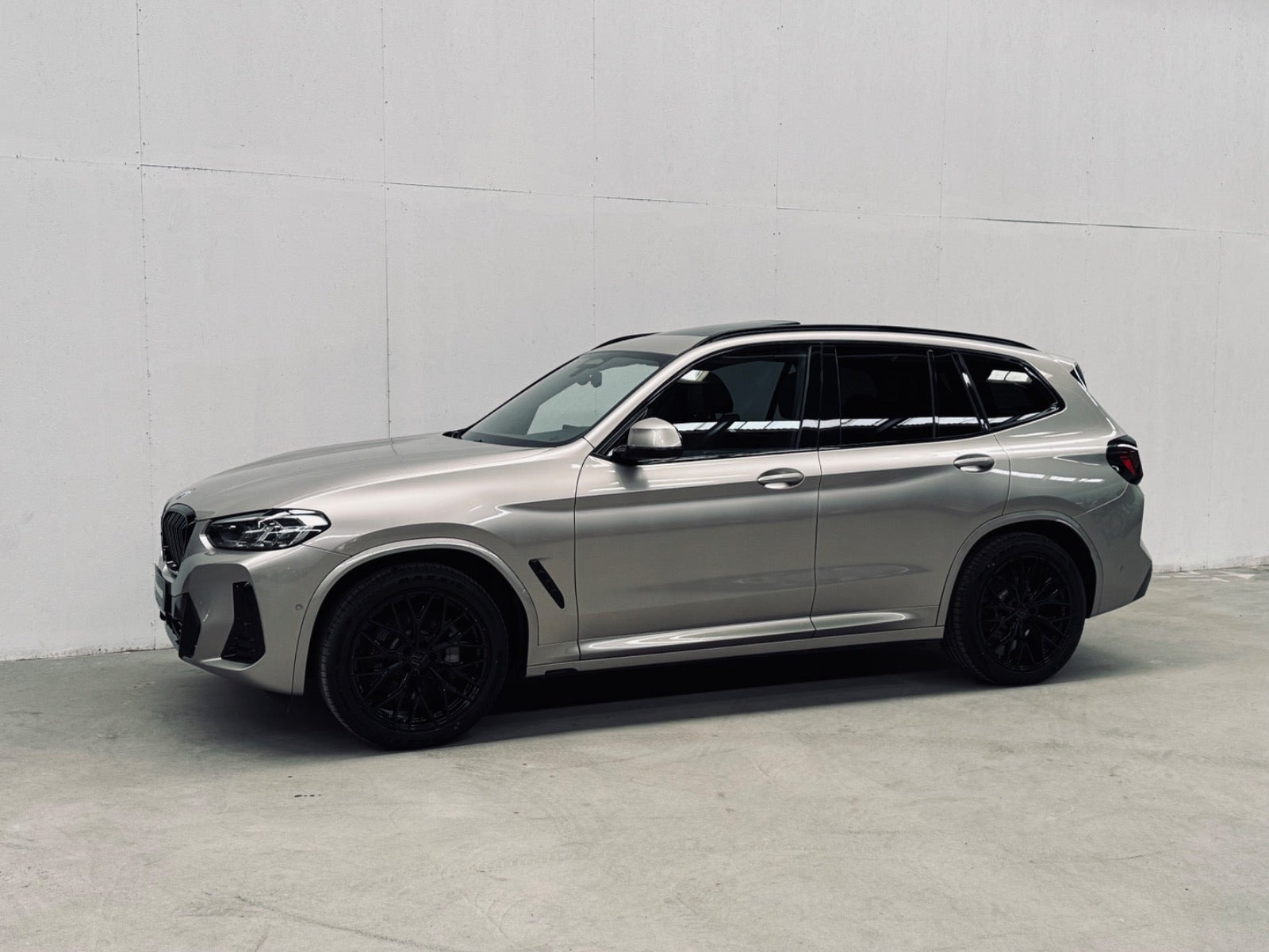 Orange BMW iX3 fra 2023
