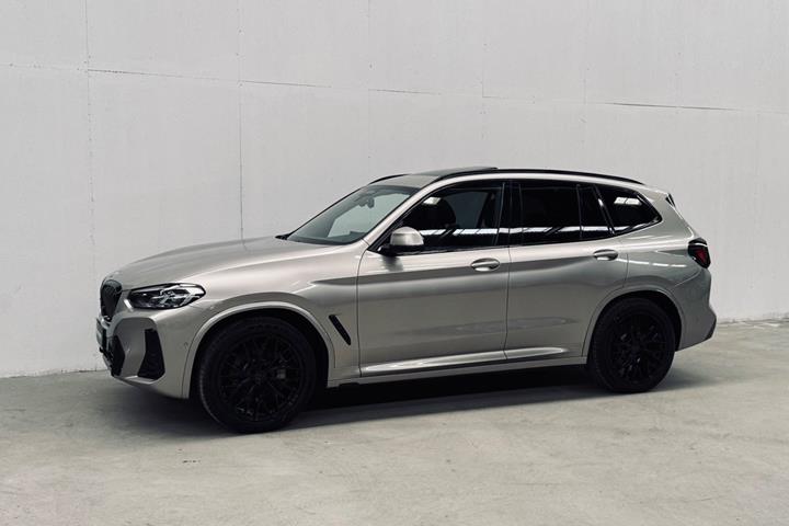 Orange BMW iX3 fra 2023