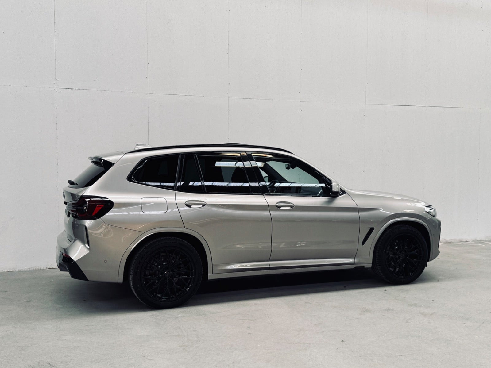 Orange BMW iX3 fra 2023