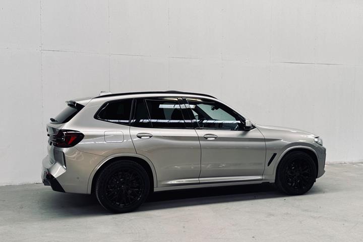 Orange BMW iX3 fra 2023