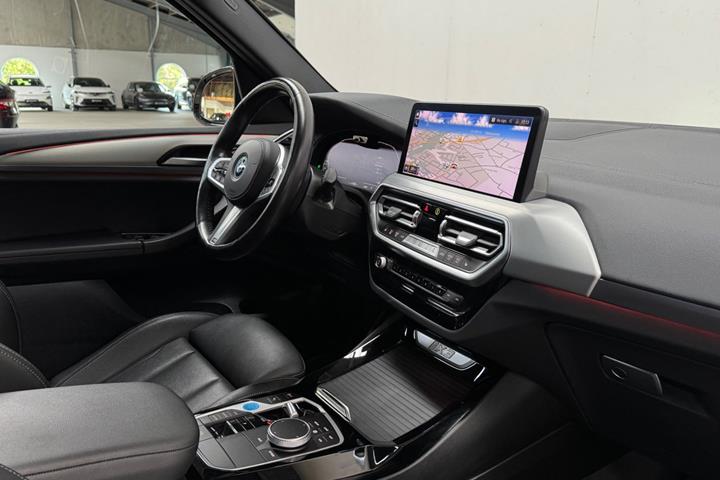 Orange BMW iX3 fra 2023