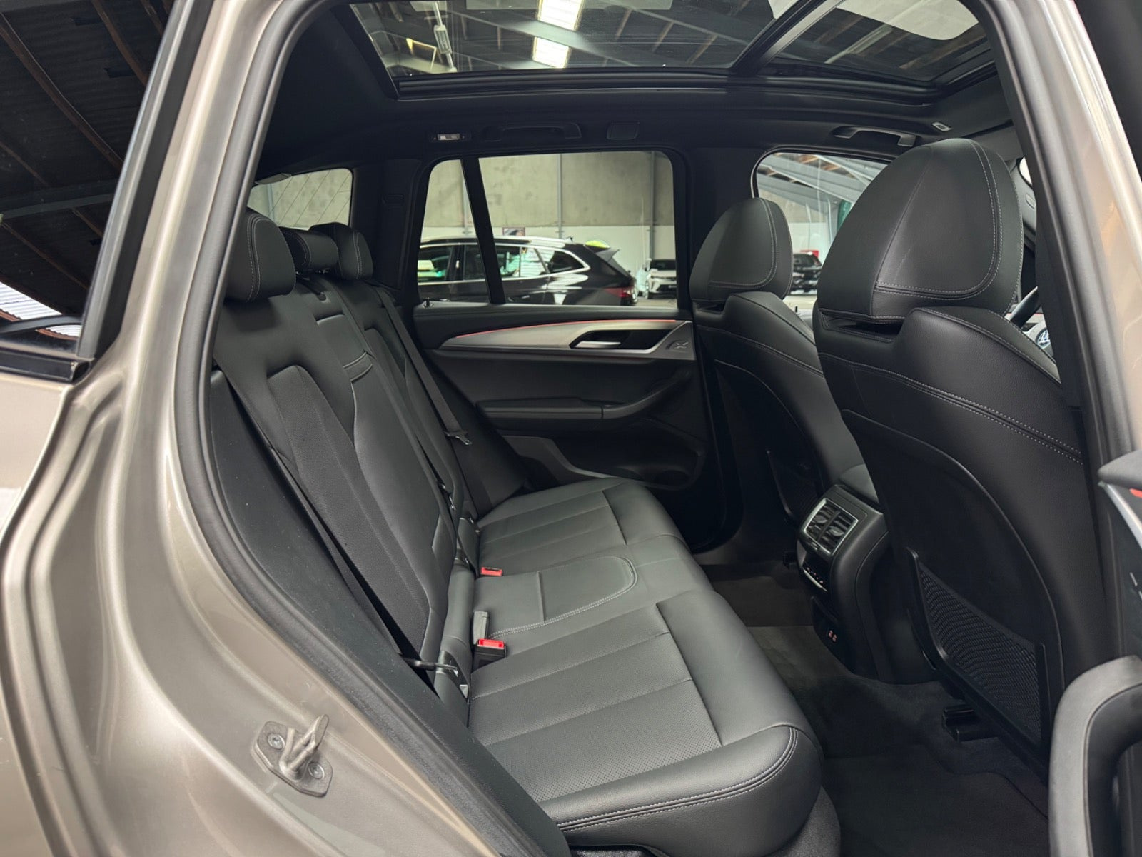 Orange BMW iX3 fra 2023