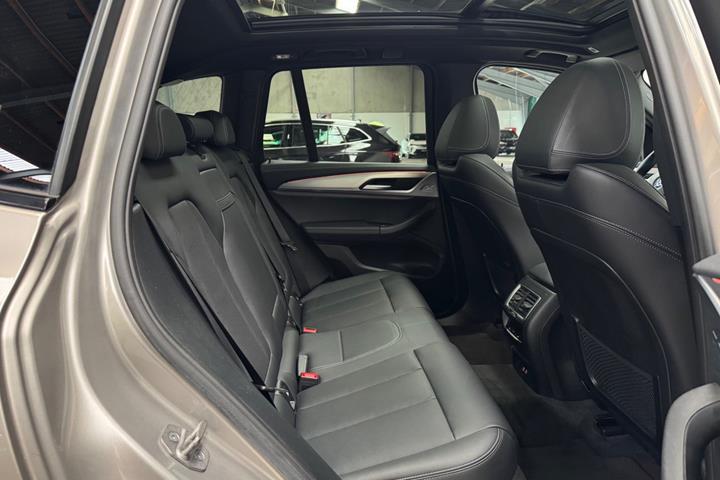 Orange BMW iX3 fra 2023