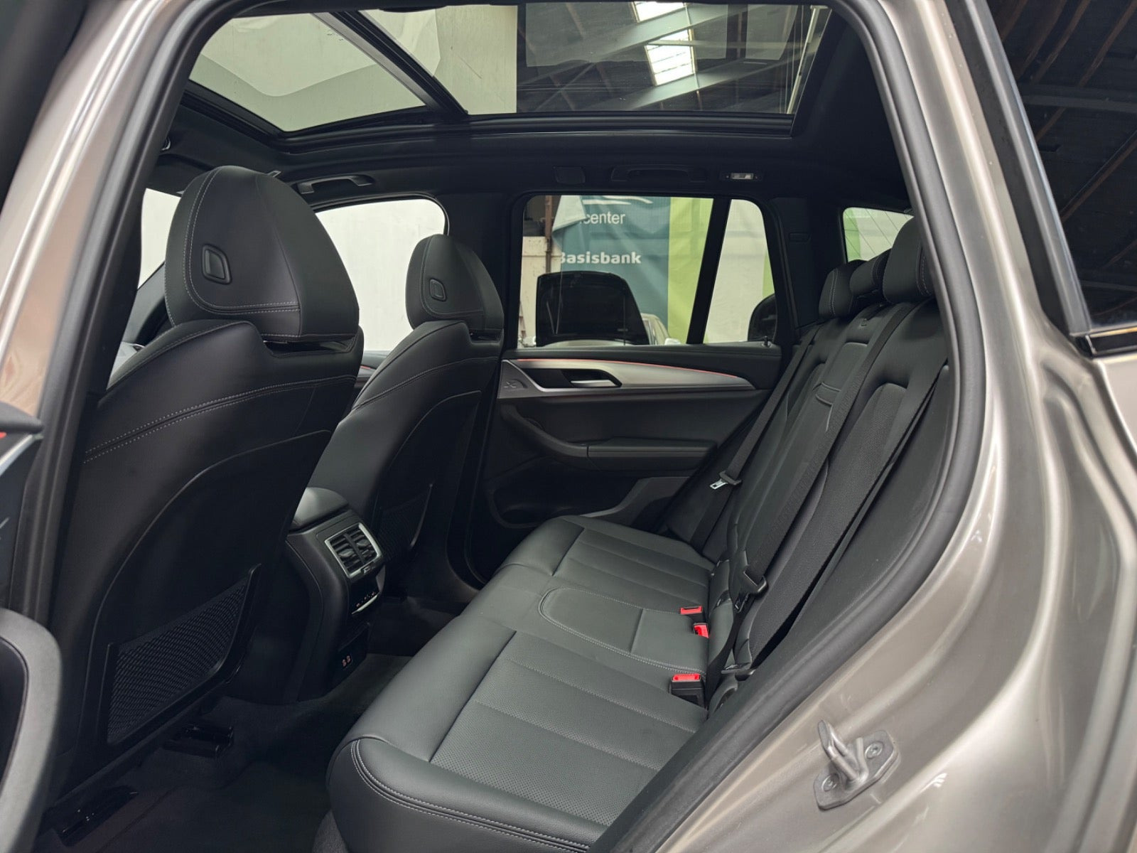 Orange BMW iX3 fra 2023