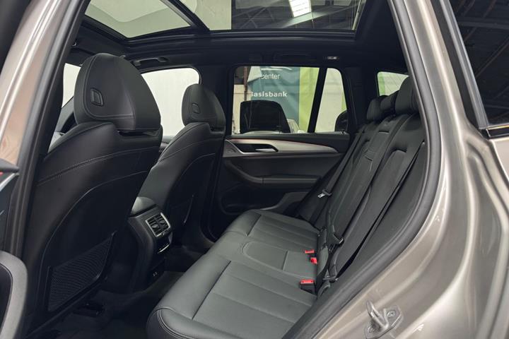 Orange BMW iX3 fra 2023