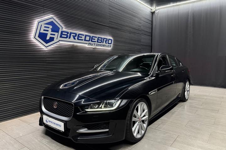 Sort Jaguar XE fra 2016
