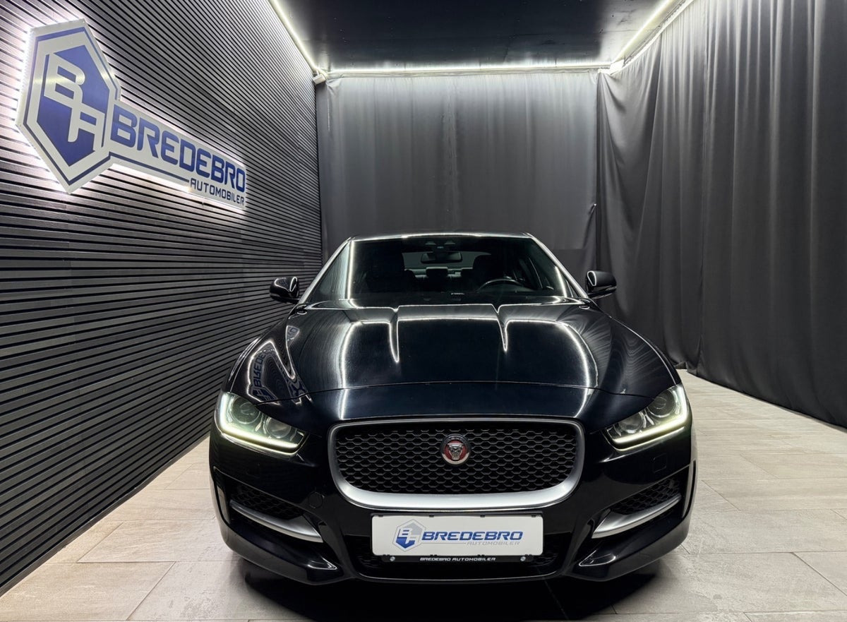 Sort Jaguar XE fra 2016