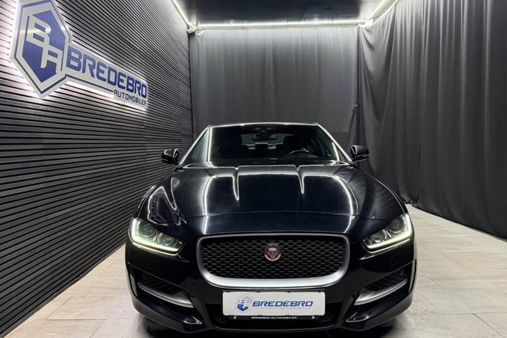 Sort Jaguar XE fra 2016
