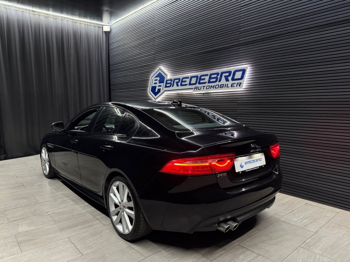 Sort Jaguar XE fra 2016