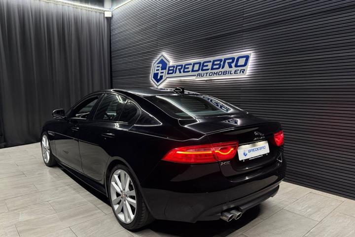 Sort Jaguar XE fra 2016