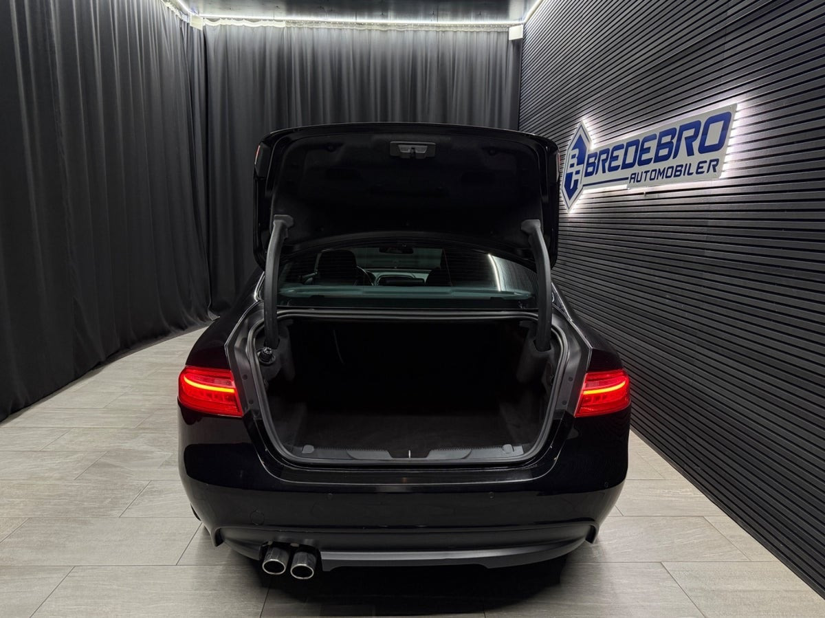 Sort Jaguar XE fra 2016