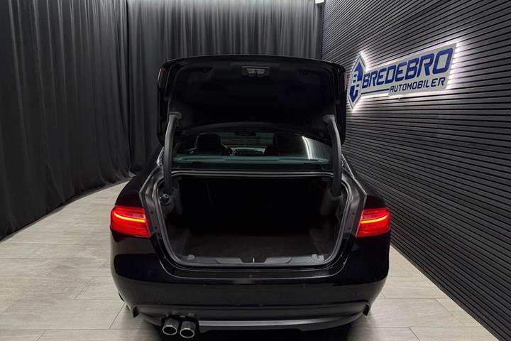 Sort Jaguar XE fra 2016