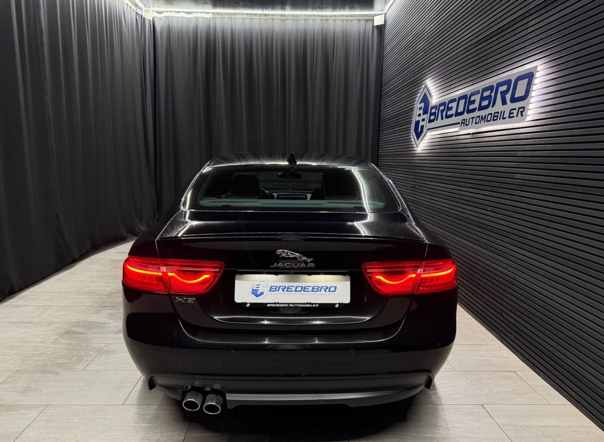 Sort Jaguar XE fra 2016