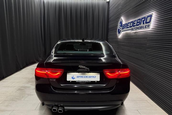 Sort Jaguar XE fra 2016