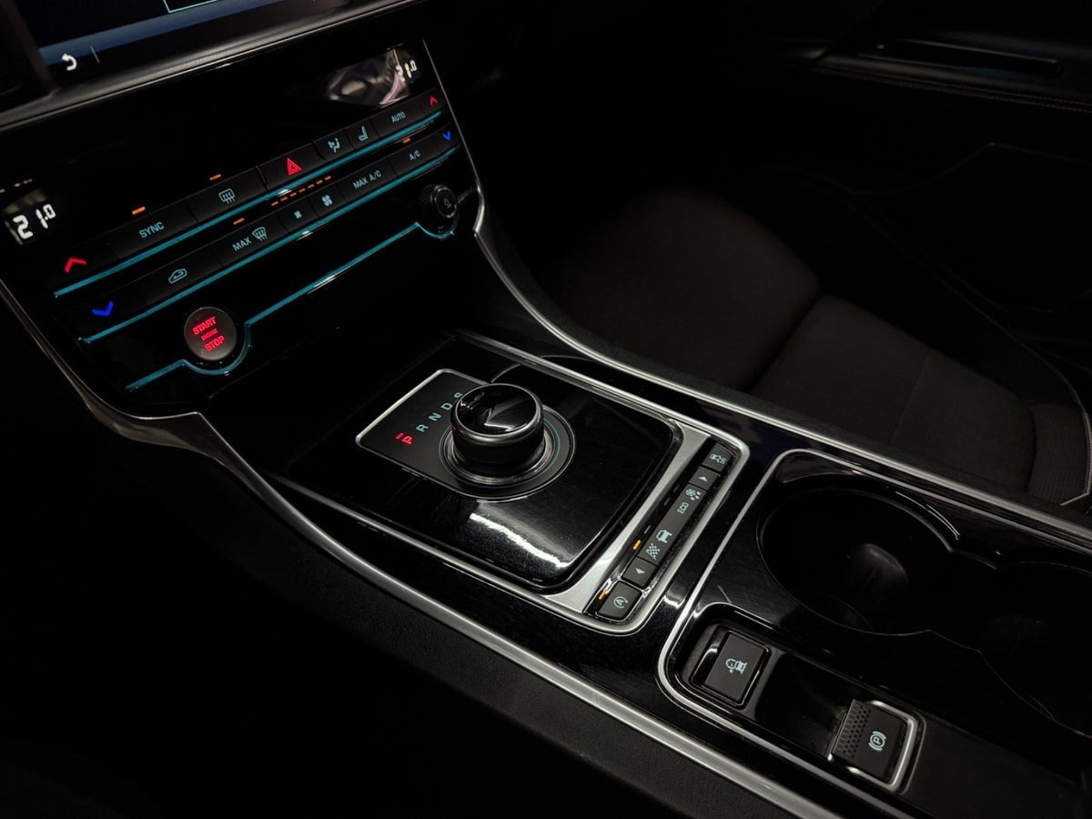 Sort Jaguar XE fra 2016